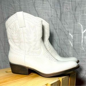 NWOB Coconuts By Matisse Vegan
Leather White Ranch Boots Sz 8 & 8.5